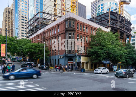 Bâtiment en briques historique de l'ancien hôtel Diller situé sur la 1e avenue au centre-ville de Seattle, avec la construction de l'emplacement de l'Skanska 2 +U gratte-ciel, USA Banque D'Images