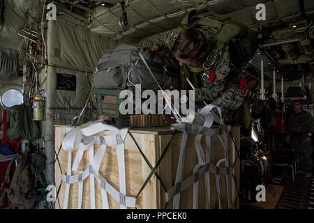 Un U.S. Marine avec des Groupe Force-Crisis Response-Africa air-sol marin prépare un cargo l'ensemble pour être largué d'un Corps des Marines américains KC-130J au cours d'un système de prestation mixte autonome de précision (JPADS) exercice conjoint avec CRAV (Espagnol Recherche avancée reconnaissance aéroportée Company) et l'espagnol, à la brigade de parachutistes de la Base aérienne de Torrejón, Espagne, le 21 août, 2018. SPMAGTF-CR-AF déployés pour effectuer d'intervention en cas de crise et théâtre-opérations de sécurité en Europe et l'Afrique. Banque D'Images