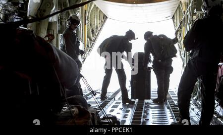 Les Marines américains avec des Groupe Force-Crisis Response-Africa air-sol marin déposez un cargo à partir d'un ensemble de Corps des Marines américains KC-130J au cours d'un système de prestation mixte autonome de précision (JPADS) exercice conjoint avec CRAV (Espagnol Recherche avancée reconnaissance aéroportée Company) et l'espagnol, Brigade parachutistes à Saragosse, Espagne, le 21 août, 2018. SPMAGTF-CR-AF déployés pour effectuer d'intervention en cas de crise et théâtre-opérations de sécurité en Europe et l'Afrique. Banque D'Images