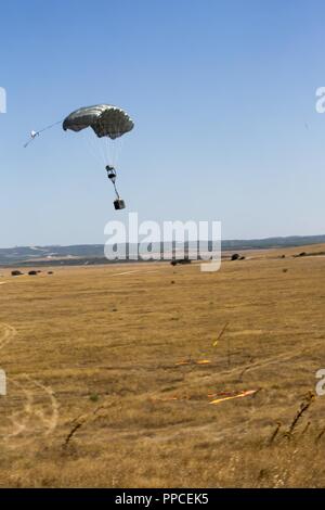 Un ensemble de marchandises appartenant à des fins spéciales Groupe Force-Crisis Response-Africa air-sol marin approche le point de l'impact lors d'un système de prestation mixte autonome de précision (JPADS) exercice conjoint avec CRAV (Espagnol Recherche avancée reconnaissance aéroportée Company) et l'espagnol, Brigade parachutistes à Saragosse, Espagne, le 22 août, 2018. SPMAGTF-CR-AF déployés pour effectuer d'intervention en cas de crise et théâtre-opérations de sécurité en Europe et l'Afrique. Banque D'Images