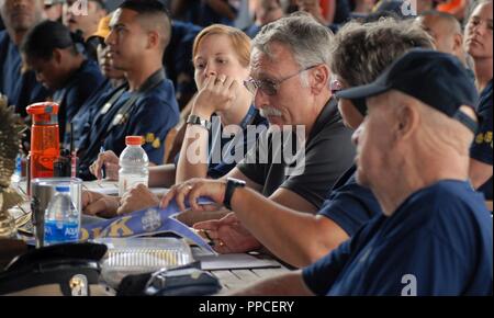 CPO Harem en compétition pour le titre du meilleur pétrin pendant une cadence et guidon compétition durant les 18e Journées du patrimoine de PCO. Cet événement annuel est organisé par l'Hampton Roads Naval Museum, en collaboration avec un chef local des officiers mariniers et Nauticus. L'événement de cette année a eu lieu le 21 au 23 août 2018, et a attiré plus de 840 à partir de 58 PM lune salon et hors de l'état des commandes. Banque D'Images