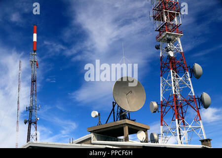 Plusieurs types d'antennes de communication et une tour blanche et rouge Banque D'Images