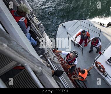 Bulgarie (16 août 2000 27, 2018) les marins de la fonction publique affectés à la Lance-classe de navire de transport rapide expéditionnaire USNS Carson City (T-EPF 7) attendre un navire pilote à bord du navire avant d'arriver à Varna, Bulgarie, le 27 août, 2018. Carson City est le septième des neuf navires de transport rapide expéditionnaire maritime militaire dans l'inventaire de commande avec une première mission d'assurer le transport rapide de matériel militaire et de personnel dans le théâtre par le biais de ses 20 000 pieds carrés de la baie mission reconfigurable et coin pour 312 passagers. Banque D'Images