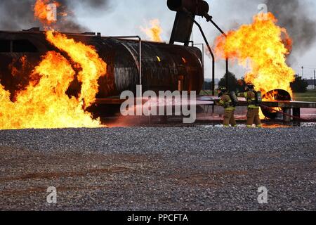 Sheppard Air Force Base, Service d'incendie Les pompiers travaillent pour éteindre une maquette avion blaze duringa live-exercice d'incendie à Sheppard Air Force Base, Texas, le 23 août, 2018. Le ministère effectue fréquemment la formation pour actualiser les compétences requises des différents y compris les pompiers luttant contre les incendies extérieurs et intérieurs ainsi que les incendies de moteur. Banque D'Images
