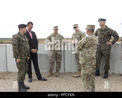 Le Major de l'armée américaine Jason rouler, centre, le commandant de la force opérationnelle du 107e bataillon du génie, Michigan Army National Guard, traite de l'ingénieur projets terminés en Kielce Secteur d'entraînement pendant une visite du site avec le colonel de l'armée polonaise Marek Gmurski, extrême gauche, le commandant du 5e Régiment du génie, les forces terrestres polonaises et le Colonel Rob Stilwell, commandant de la 218e Brigade d'amélioration de Manœuvre, en Caroline du Sud, de la Garde nationale après la ferme château 2018 Cérémonie de clôture à la zone d'entraînement à Kielce, Pologne Konotop, le 27 août, 2018. La cérémonie a marqué la fin d'un 6 Banque D'Images