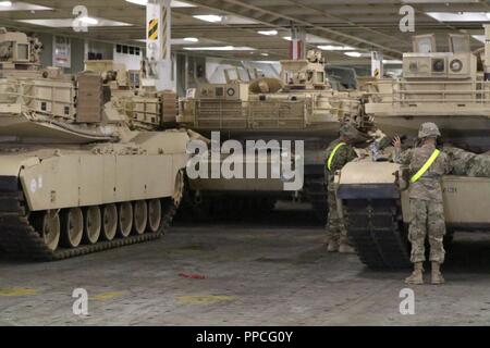 Véhicules pour le 2e Escadron, 278e régiment de cavalerie blindée, une unité de la Garde nationale basée à Knoxville, Tennessee, sont mis en scène dans la coque du navire à faire la fierté de la liberté être déchargés sur le port de Gdansk, Pologne, le 28 août. La Pologne est l'un des quatre nations-cadre de l'OTAN pour l'amélioration de l'avant, la présence de l'Atlantique, une opération de résoudre la mission de formation de neuf mois pour réserver, Garde nationale et les unités de service actif avec les partenaires de l'OTAN dans l'engagement pour la paix, la sécurité et la stabilité en Europe. Banque D'Images