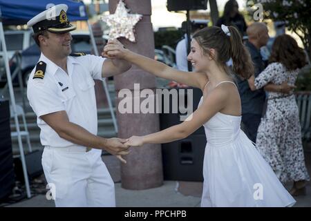 La Marine royale canadienne Le Matelot-chef Chris Campbell participe à la 3e partie de la danse swing au cours de la semaine à Los Angeles Centre-ville de San Pedro, en Californie, 30 août 2018. Los Angeles Fleet Week célèbre et honore la nation's sea services, facilite la formation de préparation aux catastrophes annuelles entre la Marine, Marine Corps, la Garde côtière et les premiers intervenants locaux, et offre au public l'occasion de visiter les navires et interagir avec les membres du service d'acquérir une meilleure compréhension de la façon dont les forces maritimes de soutenir la défense nationale et la liberté des mers. Banque D'Images