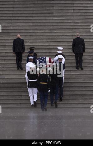 Service commun Les Porteurs représentant l'armée américaine, les Marines, Nay, de la Garde côtière et de porter le drapeau de l'Armée de l'air-drapped coffret du sénateur John McCain en place les étapes de l'United States Capitol à Washington, DC, 31 août 2018. Le sénateur McCain, un vétéran de la Marine américaine, qui a passé plusieurs années en tant que prisonnier de guerre pendant la guerre du Vietnam, le conflit avait été la lutte contre le cancer du cerveau au cours de l'année dernière. Air National Guard Banque D'Images