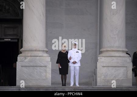 Cindy McCain, épouse du sénateur de l'Arizona John McCain se distingue avec une escorte au sommet du Capitole étapes comme Service Commun Les Porteurs représentant l'armée américaine, les Marines, Nay, de la Garde côtière et de porter le drapeau de l'Armée de l'air-drapped dans l'immeuble le 31 août 2018. Le sénateur McCain, un vétéran de la Marine américaine, qui a passé plusieurs années en tant que prisonnier de guerre pendant la guerre du Vietnam, le conflit avait été la lutte contre le cancer du cerveau au cours de l'année dernière. Air National Guard Banque D'Images