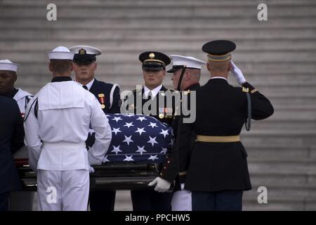 Service commun Les Porteurs représentant l'armée américaine, les Marines, Nay, de la Garde côtière et de porter le drapeau de l'Armée de l'air-drapped coffret du sénateur John McCain en place les étapes de l'United States Capitol à Washington, DC, 31 août 2018. Le sénateur McCain, un vétéran de la Marine américaine, qui a passé plusieurs années en tant que prisonnier de guerre pendant la guerre du Vietnam, le conflit avait été la lutte contre le cancer du cerveau au cours de l'année dernière. Air National Guard Banque D'Images