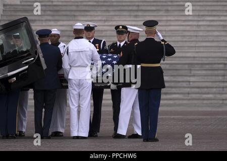 Service commun Les Porteurs représentant l'armée américaine, les Marines, Nay, de la Garde côtière et de porter le drapeau de l'Armée de l'air-drapped coffret du sénateur John McCain en place les étapes de l'United States Capitol à Washington, DC, 31 août 2018. Le sénateur McCain, un vétéran de la Marine américaine, qui a passé plusieurs années en tant que prisonnier de guerre pendant la guerre du Vietnam, le conflit avait été la lutte contre le cancer du cerveau au cours de l'année dernière. Air National Guard Banque D'Images