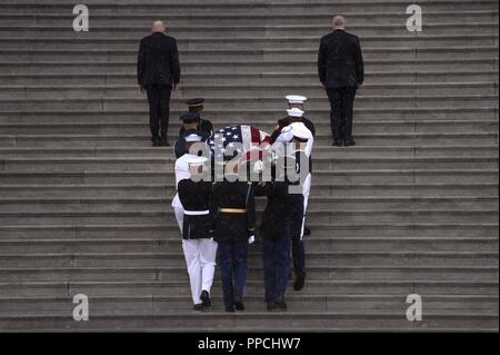 Service commun Les Porteurs représentant l'armée américaine, les Marines, Nay, de la Garde côtière et de porter le drapeau de l'Armée de l'air-drapped coffret du sénateur John McCain en place les étapes de l'United States Capitol à Washington, DC, 31 août 2018. Le sénateur McCain, un vétéran de la Marine américaine, qui a passé plusieurs années en tant que prisonnier de guerre pendant la guerre du Vietnam, le conflit avait été la lutte contre le cancer du cerveau au cours de l'année dernière. Air National Guard Banque D'Images