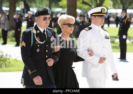 Cindy McCain, épouse du sénateur John McCain, est escorté par ses fils, le lieutenant de la Marine Jimmy McCain (à gauche) et de l'Arizona le sergent de la Garde nationale de l'armée. Jack McCain (à droite) à un service commémoratif pour son mari le 29 août 2018, à l'Arizona State Capitol Building. McCain, un sénateur républicain de l'Arizona, a perdu sa bataille contre le cancer du cerveau plus tôt cette semaine. (La Garde nationale de l'Arizona Banque D'Images