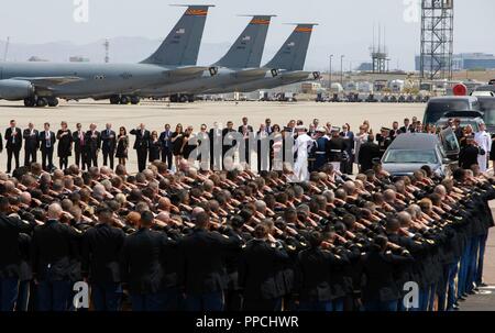 La Garde nationale de l'Arizona que l'armée américaine salue la garde d'honneur commune porte le cercueil du sénateur John McCain à un Boeing C-32 avion militaire pour un transfert digne, 30 août 2018, à la base de la Garde nationale aérienne Goldwater à Phoenix. McCain, un six-terme le sénateur républicain de l'Arizona qui a perdu sa bataille contre le cancer du cerveau plus tôt cette semaine, flotteront à Washington pour une cérémonie au Capitole des États-Unis avant d'être enterré à Annapolis, Maryland. (La Garde nationale de l'Arizona Banque D'Images