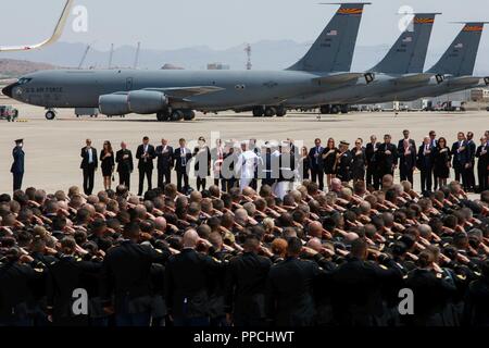 La Garde nationale de l'Arizona que l'armée américaine salue la garde d'honneur commune porte le cercueil du sénateur John McCain à un Boeing C-32 avion militaire pour un transfert digne, 30 août 2018, à la base de la Garde nationale aérienne Goldwater à Phoenix. McCain, un six-terme le sénateur républicain de l'Arizona qui a perdu sa bataille contre le cancer du cerveau plus tôt cette semaine, flotteront à Washington pour une cérémonie au Capitole des États-Unis avant d'être enterré à Annapolis, Maryland. (La Garde nationale de l'Arizona Banque D'Images