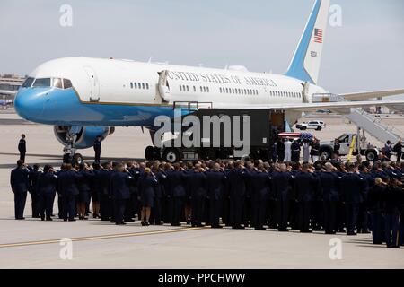 Des soldats et des aviateurs de la Garde nationale de l'Arizona au cours de la salute transfert digne de Sen. John McCain's à la main de son cortège d'un avion militaire Boeing C-32, 30 août 2018, à la base de la Garde nationale aérienne Goldwater à Phoenix. Environ 200 gardes se tenait dans la formation à l'honneur six terme sénateur de l'Arizona et ancien prisonnier de guerre qui a perdu sa bataille contre le cancer du cerveau plus tôt cette semaine, à l'âge de 81 ans. (La Garde nationale de l'Arizona Banque D'Images