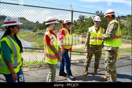 U.S. Army Corps of Engineers Task-force Recouvrement MAJ Commandant Scotty Autin le tour des travaux en cours au barrage Guajataca, Isabela, Puerto Rico, 31 août 2018 construction en cours d'Guajataca provisoire du barrage de mesures de réduction des risques fournira un niveau de protection de 100 ans jusqu'au barrage et un niveau élevé de protection de l'année 1000 pour le déversoir et le canal. Banque D'Images