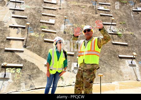 U.S. Army Corps of Engineers du District de Jacksonville pour l'ingénieur de district Antilles le major Alexander Walker (R) parle des travaux en cours au déversoir du barrage Guajataca, Isabela, Puerto Rico, 31 août 2018 construction en cours d'Guajataca provisoire du barrage de mesures de réduction des risques fournira un niveau de protection de 100 ans jusqu'au barrage et un niveau élevé de protection de l'année 1000 pour le déversoir et le canal. Banque D'Images