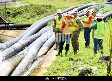 U.S. Army Corps of Engineers Task-force Recouvrement MAJ Commandant Scotty Autin tours les travaux en cours au barrage Guajataca, Isabela, Puerto Rico, 31 août 2018 construction en cours d'Guajataca provisoire du barrage de mesures de réduction des risques fournira un niveau de protection de 100 ans jusqu'au barrage et un niveau élevé de protection de l'année 1000 pour le déversoir et le canal. Banque D'Images