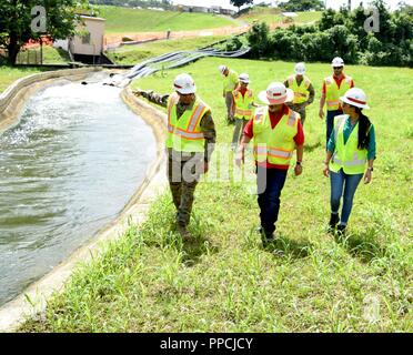 U.S. Army Corps of Engineers de l'équipe de rétablissement du groupe de travail les travaux en cours visite au barrage de Guajataca, Isabela, Puerto Rico, 31 août 2018 construction en cours d'Guajataca provisoire du barrage de mesures de réduction des risques fournira un niveau de protection de 100 ans jusqu'au barrage et un niveau élevé de protection de l'année 1000 pour le déversoir et le canal. Banque D'Images