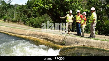 U.S. Army Corps of Engineers Task-force Recouvrement MAJ Commandant Scotty Autin (L) et de l'équipe d'observer l'eau autour de l'autopompe Guajataca Barrage pour fournir de l'eau potable aux résidents en aval, Isabela, Puerto Rico, 31 août 2018 construction en cours d'Guajataca provisoire du barrage de mesures de réduction des risques fournira un niveau de protection de 100 ans jusqu'au barrage et un niveau élevé de protection de l'année 1000 pour le déversoir et le canal. Banque D'Images