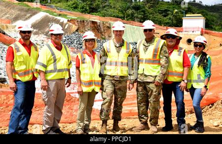 U.S. Army Corps of Engineers de l'équipe de rétablissement du groupe de travail visite les travaux en cours au barrage Guajataca, Isabela, Puerto Rico, 31 août 2018. (L à R) Alex Hays, Julio Arocho, Tori White, Maj Scotty Autin, le major Alexander Walker, Jose L'aiglefin, le païen Wilmarie Banque D'Images