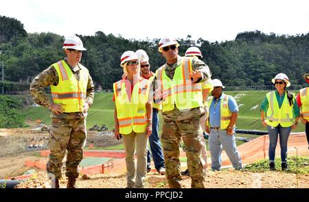 U.S. Army Corps of Engineers Task-force Recouvrement MAJ Commandant Scotty Autin tours la stabilisation de l'environnement sites, Isabela, Puerto Rico, 31 août 2018. Le Corps de génie de l'environnement supervise la stabilisation à 53 sites à travers l'île afin de restaurer les sites perturbés durant la mission de rétablissement d'alimentation d'urgence. Banque D'Images