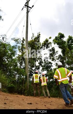 U.S. Army Corps of Engineers Task-force Recouvrement MAJ Commandant Scotty Autin inspecte les travaux de stabilisation de l'environnement qui a conduit à la colonne d'alimentation, Isabela, Puerto Rico, 31 août 2018. Le Corps de génie de l'environnement supervise la stabilisation à 53 sites à travers l'île afin de restaurer les sites perturbés durant la mission de rétablissement d'alimentation d'urgence. Banque D'Images