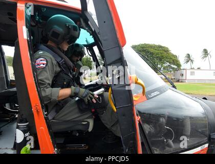 Une Garde côtière HM-65 hélicoptère Dauphin d'équipage se prépare à décoller à la station de l'air Point, New York, barbiers 25 août 2018. Le dauphin a été de prendre une équipe chargée d'évaluer les ports d'Hawaï après l'Ouragan Lane. Banque D'Images