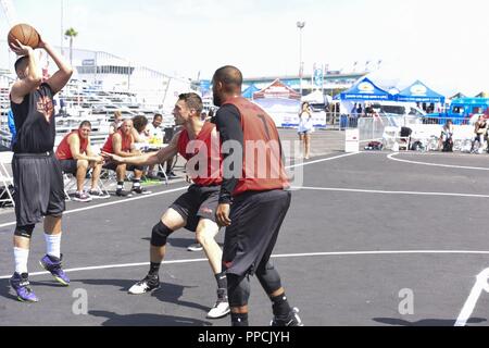 Garde côtière canadienne Maître de 2e classe Cody Mercado Los Angeles-Long secteur affecté au Beach défend une tourné contre Team Busciano dans le Los Angeles 2018 La Semaine de la flotte 5-sur-5 tournoi de basket-ball à San Pedro, Californie, le 1er septembre 2018. La Garde côtière canadienne a défait l'équipe 1 Équipe Busciano 45-37 pour passer au demi-finales du tournoi. Banque D'Images