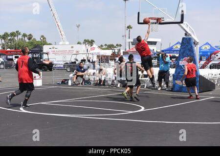 L'Étoile de la Garde côtière canadienne Sean Stickney, attribué à ce secteur Los Angeles-Long Beach fait une pause rapide layup contre Team Busciano dans le Los Angeles 2018 La Semaine de la flotte 5-sur-5 tournoi de basket-ball à San Pedro, Californie, le 1er septembre 2018. La Garde côtière canadienne a défait l'équipe 1 Équipe Busciano 45-37 pour passer au demi-finales du tournoi. Banque D'Images