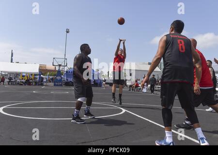 L'Étoile de la Garde côtière canadienne Sean Stickney, attribué à ce secteur Los Angeles-Long Beach coups un coup contre l'équipe Busciano dans Los Angeles 2018 La Semaine de la flotte 5-sur-5 tournoi de basket-ball à San Pedro, Californie, le 1er septembre 2018. La Garde côtière canadienne a défait l'équipe 1 Équipe Busciano 45-37 pour passer au demi-finales du tournoi. Banque D'Images