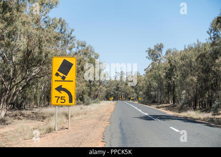 Attention pour les conducteurs de camion à ralentir à 75 km/h. NSW Australie rurale. Banque D'Images