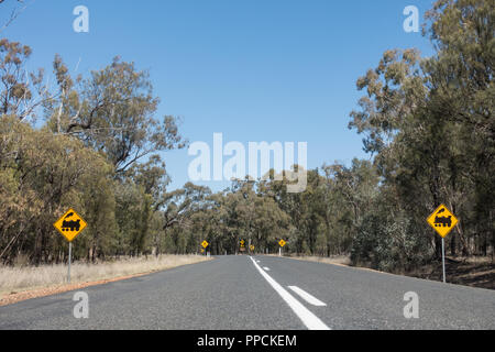 Signes avancé de passage à niveau. NSW Australie rurale. Banque D'Images