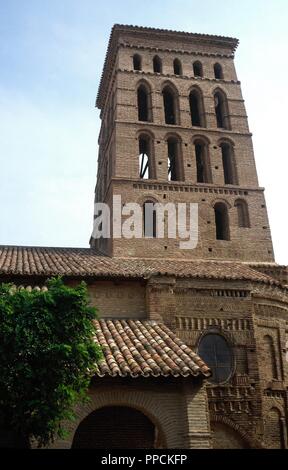 Sahagun, province de León, Castille et Leon, Espagne. Église de Saint-Laurent. Romanesque-Mudejar. Il a été construit pendant la première moitié du 13ème siècle en style roman en briques. Vue générale de la tour. Banque D'Images