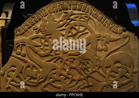 Sarcophage en pierre avec Christian Texte et images païennes de la mythologie nordique. D'ardre, île de Gotland, Suède. Les enfants d'Likntas dédier le mémorial à Ailika, bonne épouse et mère. Détail. Musée historique. Stockholm. La Suède. Banque D'Images