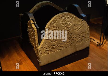 Sarcophage en pierre avec Christian Texte et images païennes de la mythologie nordique. D'ardre, île de Gotland, Suède. Les enfants d'Likntas dédier le mémorial à Ailika, bonne épouse et mère. Musée historique. Stockholm. La Suède. Banque D'Images