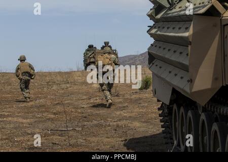 Les Marines américains de démonter un AAV-P7/A1 avec 3D Assault Amphibian Battalion chargé de transporter les Marines avec la Compagnie Bravo, 1er Bataillon, 4ème Marines, 1er Régiment de Marines pendant une simulation de raid mécanisé au Marine Corps Base Camp Pendleton, en Californie, le 28 août 2018. Les Marines ont été observées par les opérations expéditionnaires Groupe de formation pour préparer les unités pour un déploiement prochain avec la 31e Marine Expeditionary Unit. Banque D'Images