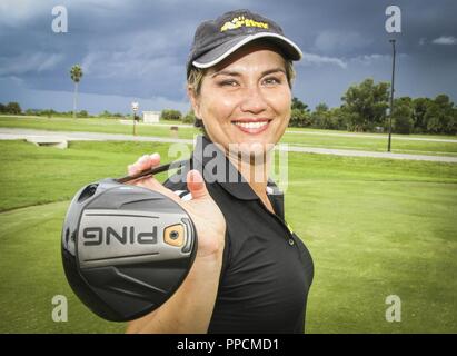 Réserve de l'Armée de terre Le Lieutenant-colonel Sunny K. Mitchell, commandant du 3e Bataillon, Commandement des opérations spéciales, l'élément de réserve de l'armée, 76e de l'intervention opérationnelle pose commande pour un portrait au golf sur la base aérienne MacDill, Tampa, Floride, le 29 août. Mitchell a participé à l'équipe de golf toutes armées pendant 14 ans, remportant sept fois sa division. Banque D'Images