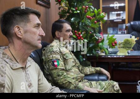 La province d'Helmand, en Afghanistan (29 août 2018) - Le colonel du Corps des Marines américain Christopher J. Douglas (à gauche), le conseiller supérieur de la 505ème Police nationale afghane, zone d'écoute au cours d'une réunion avec le brigadier. Le général Muhammad Yaquvi, le chef de la Police provinciale de l'Helmand, lors d'un chef de l'engagement à l'Administration centrale provinciale à Lashkar Gah. Les Marines s'est rendu au quartier général de la police pour discuter de la sécurité des élections, assurer la sûreté et la sécurité de la période électorale pour le peuple de la province de Helmand. Banque D'Images