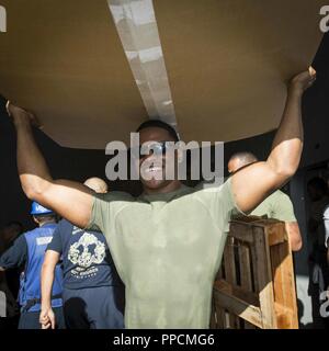 Golfe d'ADEN - U.S. Marine Cpl. Alvin Thompson, un moteur avec l'opérateur de transport du bataillon logistique de combat 13, 13e Marine Expeditionary Unit (MEU), ascenseurs une boîte en carton aplati au cours d'un ravitaillement en mer à bord de la classe Whidbey Island landing ship dock USS Rushmore (LSD 47), le 5 septembre 2018. Le groupe amphibie d'Essex et entrepris 13e MEU sont déployés dans le domaine de la 5e flotte américaine des opérations à l'appui des opérations navales pour assurer la stabilité et la sécurité maritime dans la région Centrale, reliant la Méditerranée et le Pacifique à travers l'ouest de l'Océan indien et trois stra Banque D'Images