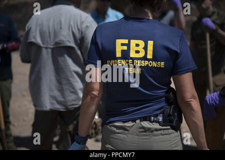 Un agent spécial du FBI participe à une scène de crime post-explosion au cours d'enquête au bouclier Guardian Marine Corps Air Station Miramar, Californie, le 28 août 2018. Bouclier Guardian 2018 est une réserve de l'armée américaine Commande des enquêtes criminelles (CID), des cours de formation tenu à Coronado, en Californie, qui certifie les agents spéciaux de la réserve de l'armée sur les cours dont ils ont besoin pour progresser dans leur carrière, ainsi qu'offre de la formation à l'armée en service actif CID, Naval Criminal Investigative Service (NCIS) agents, Marine Corps CID, d'application du droit civil et de la marine et maritime EOD. Dans sa neuvième année, Guardian Shield co Banque D'Images