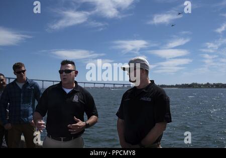 Le lieutenant-colonel Jason Ruffin (à gauche), commandant de la 393e Bataillon de la Police militaire, le commandement des enquêtes criminelles (CID), mémoires d'une foule avec Kevin McCollough (à gauche), un agent de police en charge du Port de San Diego, la sécurité pendant la formation à la sécurité de la logistique pour la protection d'un tuteur à San Diego, le 29 août 2018. Bouclier Guardian 2018 est une réserve de l'armée américaine Commande des enquêtes criminelles (CID), des cours de formation tenu à Coronado, en Californie, qui certifie les agents spéciaux de la réserve de l'armée sur les cours dont ils ont besoin pour progresser dans leur carrière, ainsi qu'offre de la formation au service actif de la marine de l'Armée de CID, le CRIM Banque D'Images