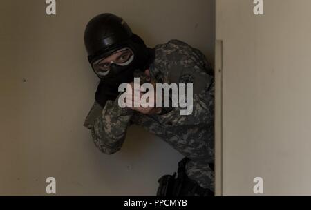 Une réserve de l'armée américaine de l'agent spécial se prépare à éliminer un couloir tout en participant à la formation de tireurs actifs au cours de Guardian Shield à Coronado, Californie, 30 août 2018. Bouclier Guardian 2018 est une réserve de l'armée américaine Commande des enquêtes criminelles (CID), des cours de formation qui certifie l'exercice de l'armée d'agents spéciaux sur les cours dont ils ont besoin pour progresser dans leur carrière, ainsi qu'offre de la formation à l'armée en service actif CID, Naval Criminal Investigative Service (NCIS) agents, Marine Corps CID, d'application du droit civil et de la marine et maritime EOD. Dans sa neuvième année, Guardian Shield continue à être l'un des Banque D'Images