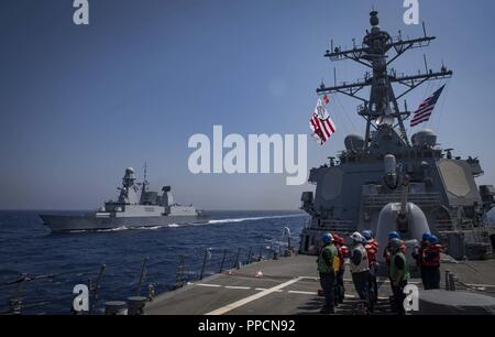 Mer (sept. 3, 2018) La classe Arleigh Burke destroyer lance-missiles USS Carney (DDG 64) voiles aux côtés de l'horizon, la frégate de classe Chevalier Paul le 3 septembre 2018. Carney, l'avant-déployé à Rota, en Espagne, est sur sa cinquième patrouille dans la sixième flotte américaine zone d'opérations à l'appui d'alliés et de partenaires régionaux ainsi que les intérêts de sécurité nationale des États-Unis en Europe et en Afrique. Banque D'Images