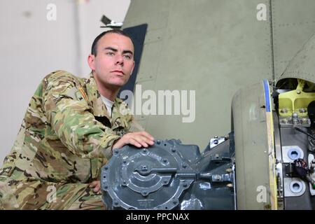 Un soldat américain affecté à la Compagnie B, 1er Bataillon de l'aviation d'appui général, 214e Régiment d'aviation effectue 400 heures la phase de maintenance sur un hélicoptère CH-47 Chinook à Katterbach Army Airfield, Allemagne, le 29 août 2018. Les inspections de maintenance phase se produire à intervalles réguliers sur tous les aéronefs afin de les maintenir opérationnels. Banque D'Images