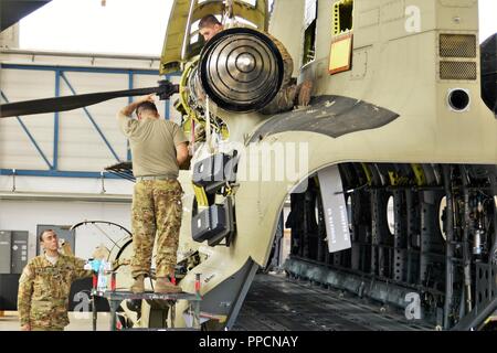 Des soldats américains affectés à la Compagnie B, 1er Bataillon de l'aviation d'appui général, 214e Régiment d'aviation effectuer 400 heures la phase de maintenance sur un hélicoptère CH-47 Chinook à Katterbach Army Airfield, Allemagne, le 29 août 2018. Les inspections de maintenance phase se produire à intervalles réguliers sur tous les aéronefs afin de les maintenir opérationnels. Banque D'Images