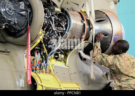 Un soldat américain affecté à la Compagnie B, 1er Bataillon de l'aviation d'appui général, 214e Régiment d'aviation effectue 400 heures la phase de maintenance sur un hélicoptère CH-47 Chinook à Katterbach Army Airfield, Allemagne, le 29 août 2018. Les inspections de maintenance phase se produire à intervalles réguliers sur tous les aéronefs afin de les maintenir opérationnels. Banque D'Images