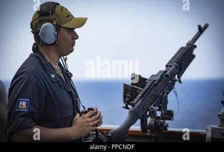 Mer (Aug. 29, 2018) Maître de Manœuvre 3 Classe Aleksander Kaczinski côté port se trouve à bord de la montre d'observation de la classe Arleigh Burke destroyer lance-missiles USS Carney (DDG 64) Le 29 août 2018. Carney, l'avant-déployé à Rota, en Espagne, est sur sa cinquième patrouille dans la sixième flotte américaine zone d'opérations à l'appui d'alliés et de partenaires régionaux ainsi que les intérêts de sécurité nationale des États-Unis en Europe et en Afrique. Banque D'Images