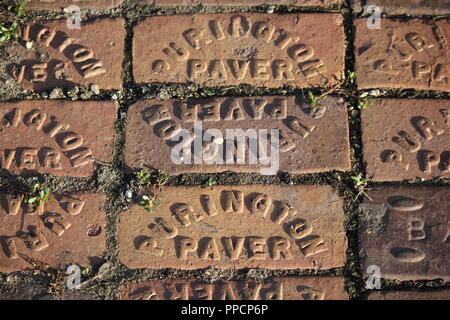 En alternant Purington paver un chemin de briques réfractaires. Banque D'Images